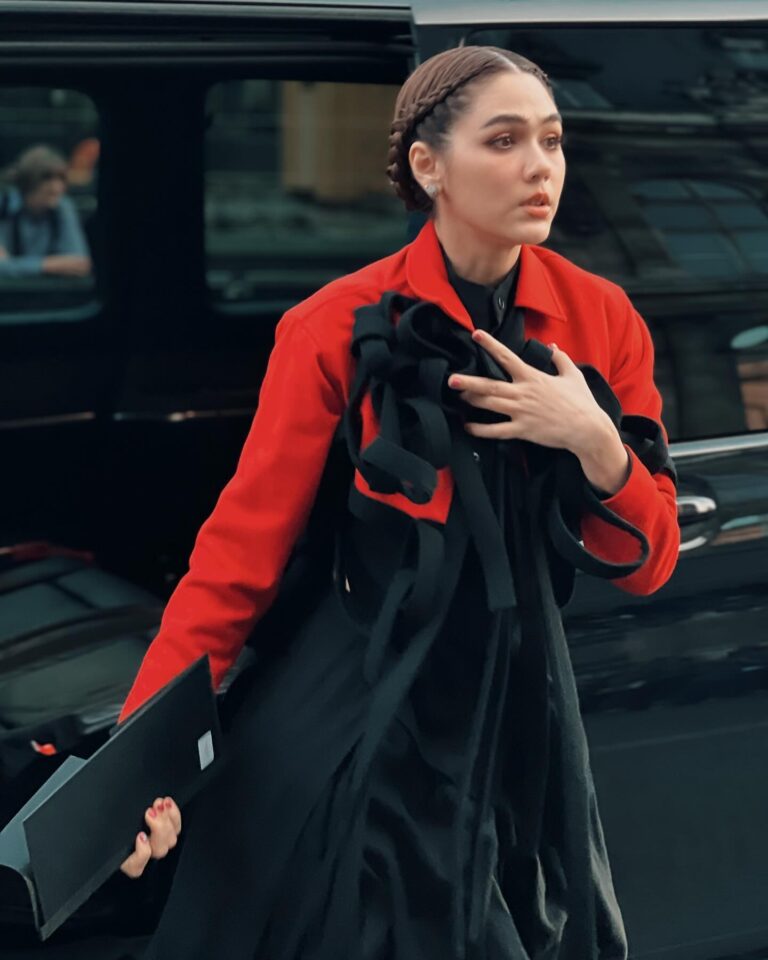 Araya Alberta Hargate at the Yohji Yamamoto show during Paris Fashion Week 2023.