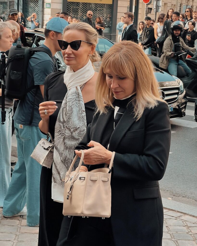 Guest at the Hermès show during Paris Fashion Week 2023.