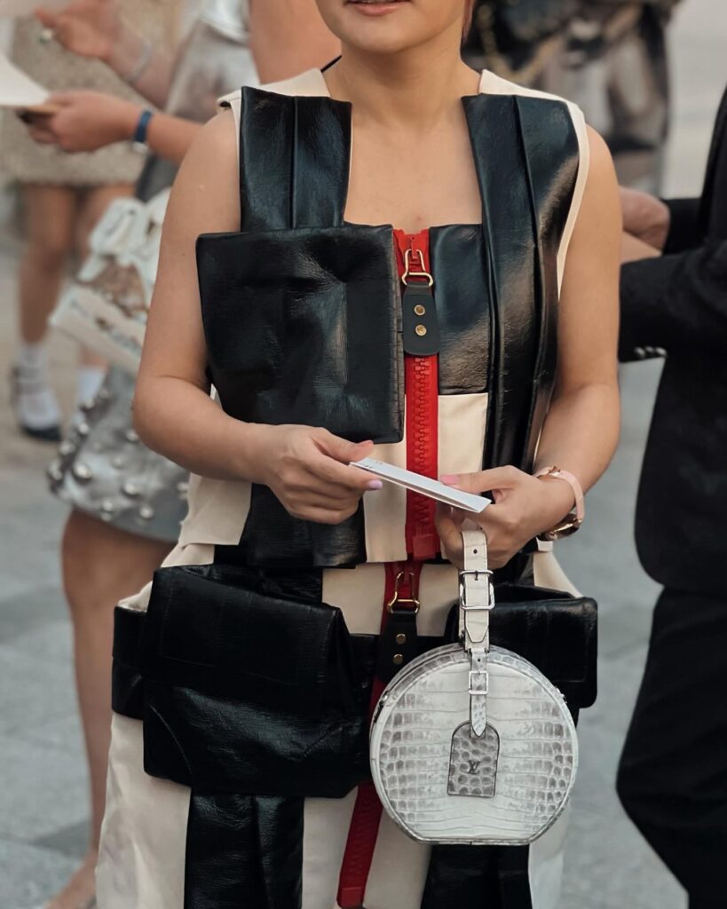 Guest at the Louis Vuitton show during Paris Fashion Week 2023.