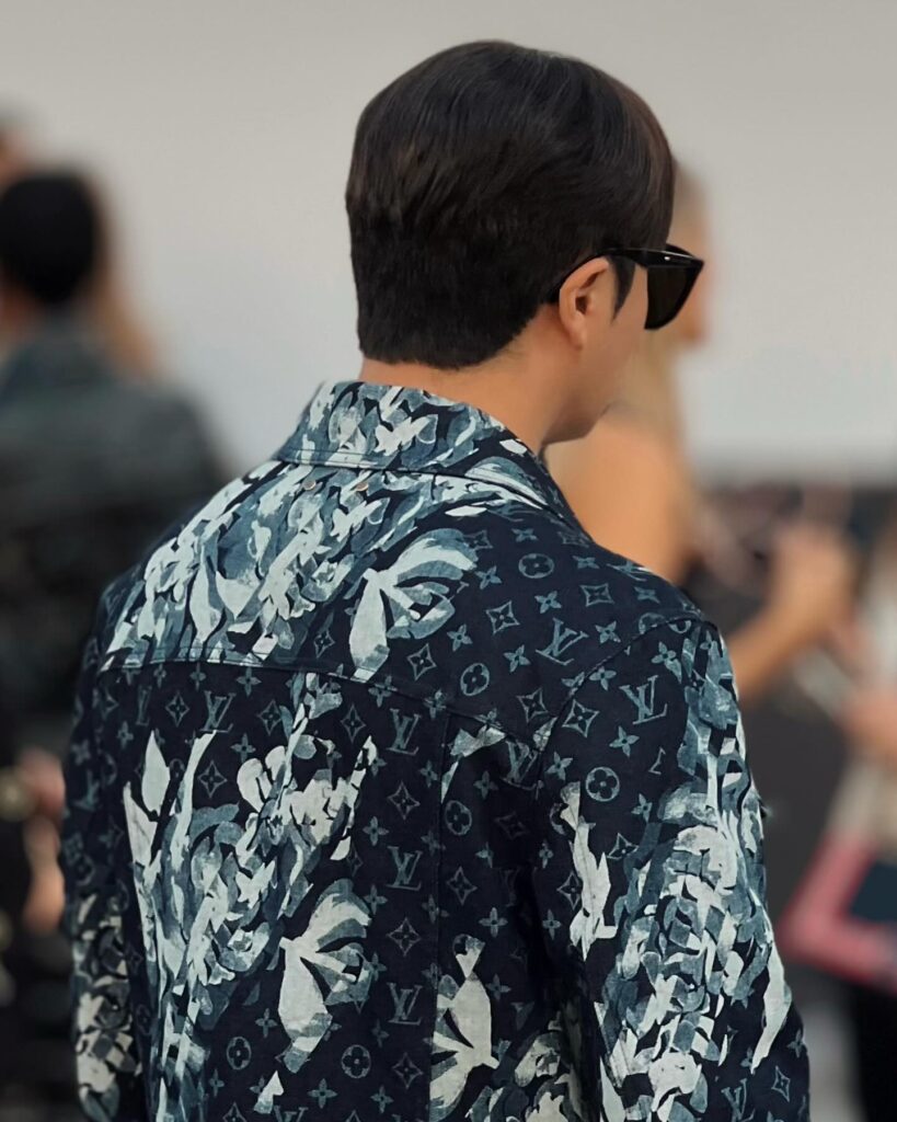 Guest at the Louis Vuitton show during Paris Fashion Week 2023.