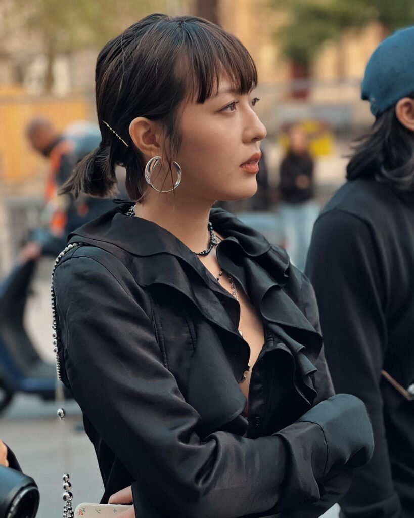 Guest at the Yohji Yamamoto show during Paris Fashion Week 2023.