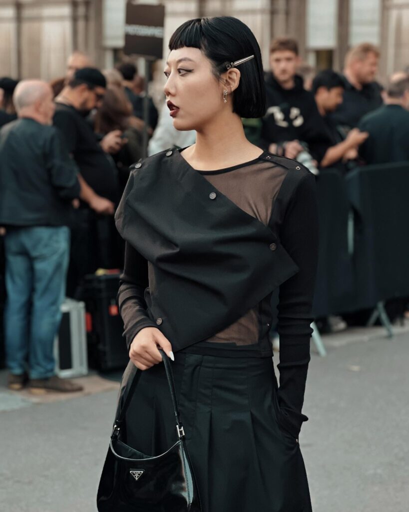 Guest at the Yohji Yamamoto show during Paris Fashion Week 2023.